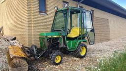 John Deere 332 traktor med kost / tractor